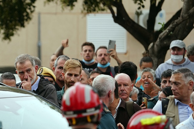 Inondations en Espagne: le roi et Pedro Sánchez confrontés à la colère de la foule