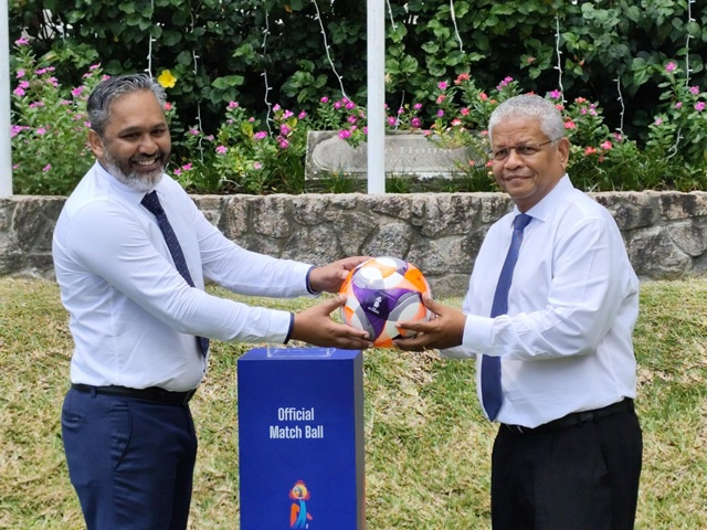 Le ballon officiel de la Coupe du Monde de Beach Soccer de la FIFA aux Seychelles dévoilé