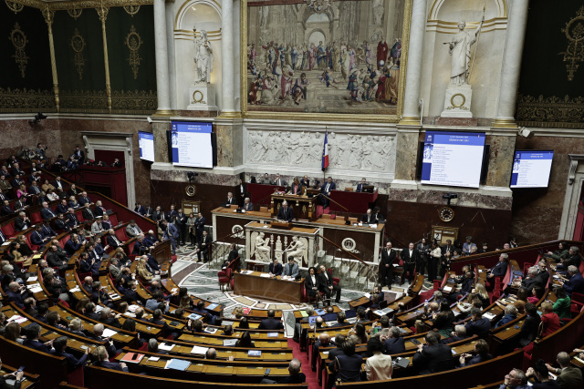 No-confidence vote draws France into new political crisis